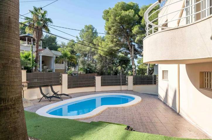 Ferienhaus für 8 Personen, mit Terrasse und Garten sowie Ausblick und Pool - 1