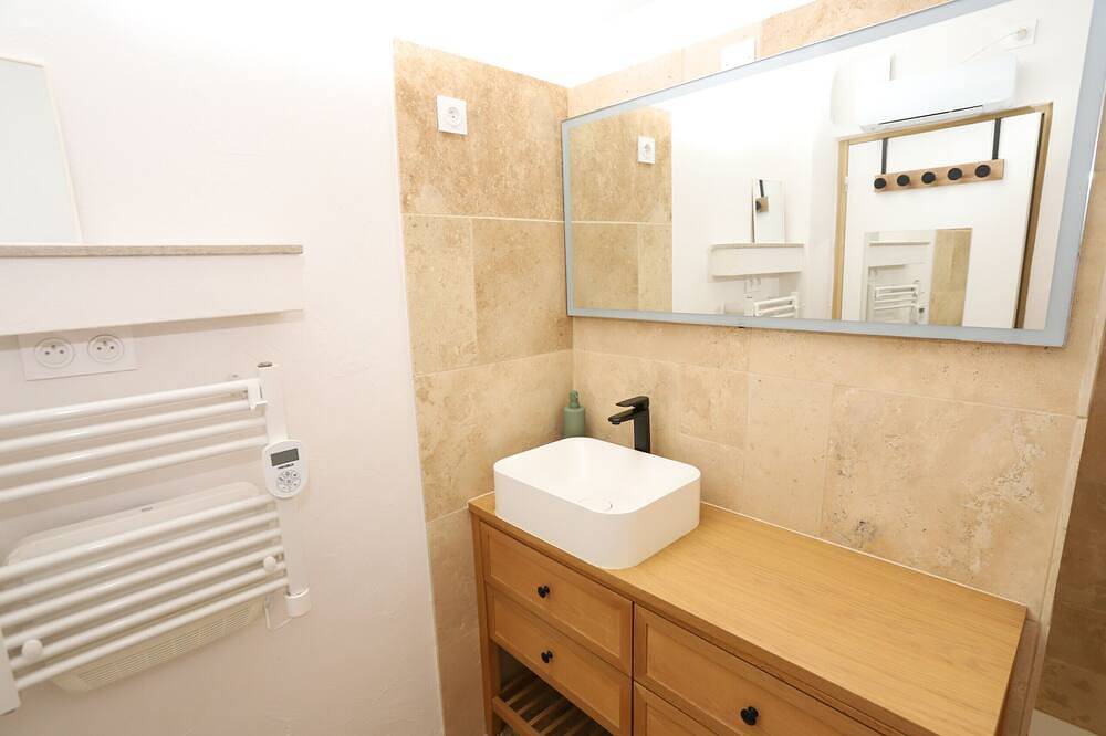 St Cyprien house classified 4 stars with large sunny terrace in Saint-Cyprien-Plage, Saint-Cyprien