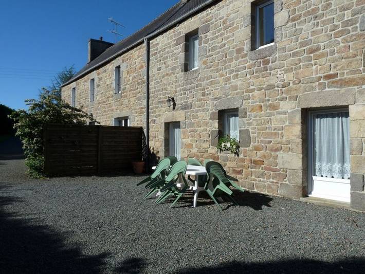 Gîte pour 5 personnes, avec jardin à Plufur