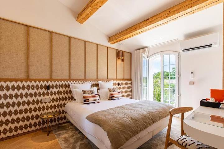 Chambre d’hôte pour 16 personnes, avec Balcon et Terrasse ainsi que Jardin et Piscine