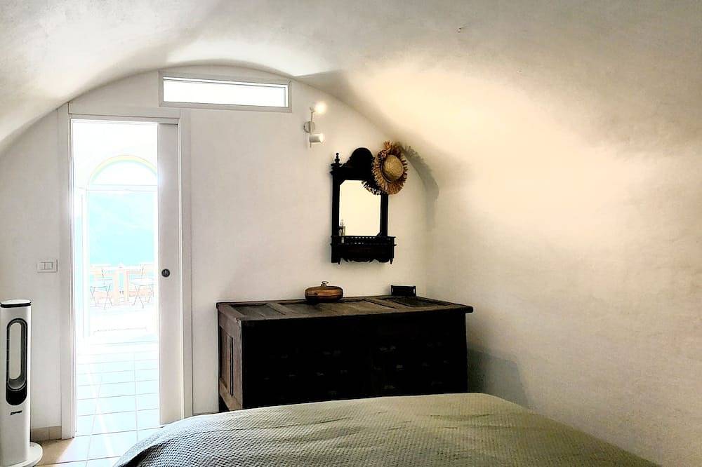 Lovely Vacationhome immersed in nature, stunning views,pool,outdoor kitchen,Wifi in Dolceacqua, Ligurian Alps