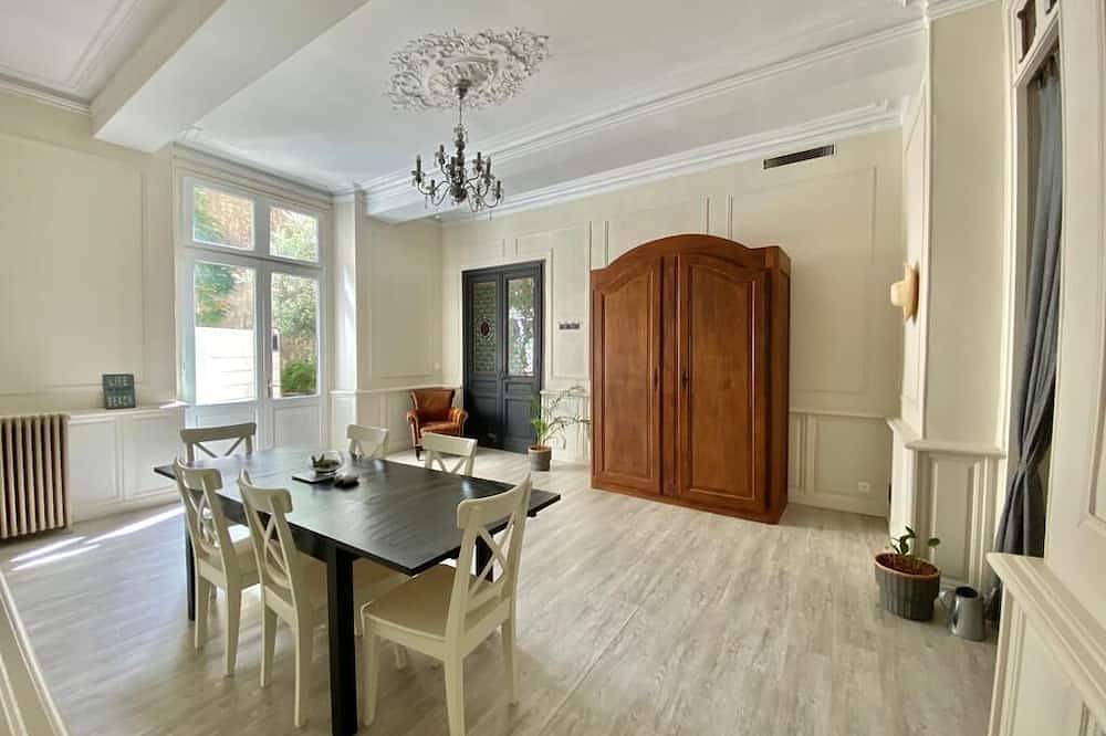 Entire apartment, Large apartment of character with private courtyard. in Carcassonne, Carcassonne region