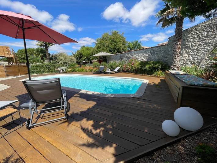 Cottage pour 3 personnes, avec jardin et terrasse ainsi que vue et piscine à Sainte-Soulle