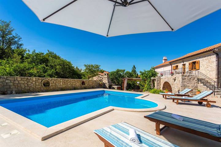 Villa für 6 Personen, mit Balkon/Terrasse und Terrasse sowie Pool auf Krk
