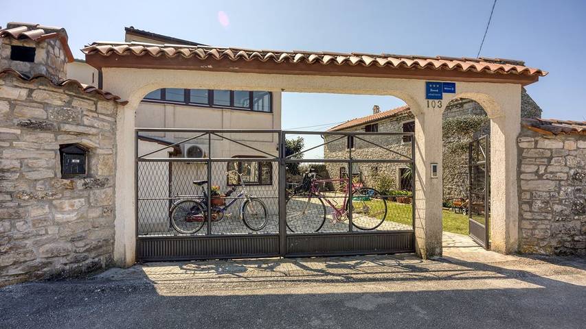 Location de vacances pour 4 personnes, avec jardin à Bale (Croatie)