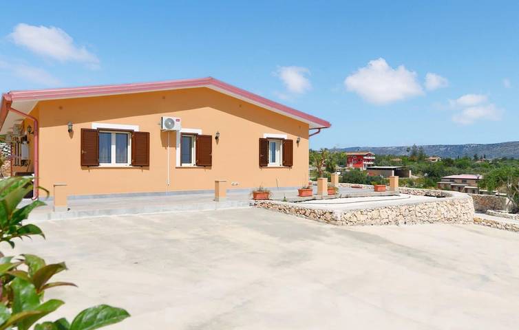 Casa vacanza per 8 persone, con piscina e giardino nonché terrazza a Floridia