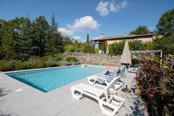 Gîte pour 8 personnes, avec piscine ainsi que jardin et terrasse, animaux acceptés à Saint-Genest-de-Beauzon