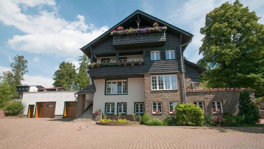 Ferienwohnung für 6 Personen, mit Balkon und Terrasse sowie Garten und Ausblick in Sangerhausen