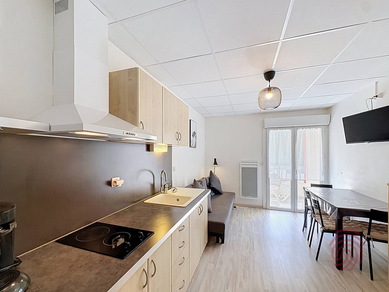 Apartamento entero, Hermoso apartamento F2 con balcón y Wifi, cerca de termales y golf, Lamalou-les-Bains in Lamalou-les-Bains, Region de Béziers