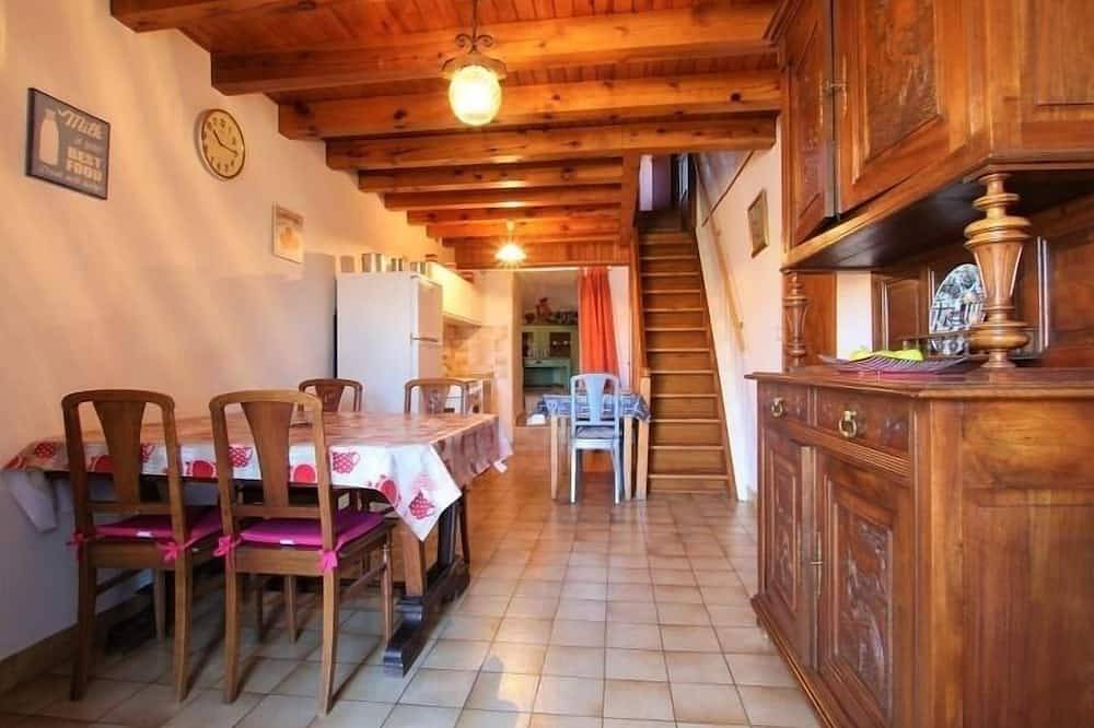 Gîte confortable en hameau calme près du Puy en Velay – 2 chambres, équipement bébé, terrain fermé in Lantriac, Mézenc