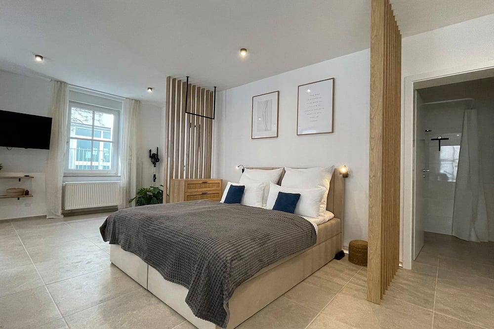 Ganze Wohnung, Zentrales Innenstadt-Studio mit Garage in Stuttgart-Mitte, Stuttgart