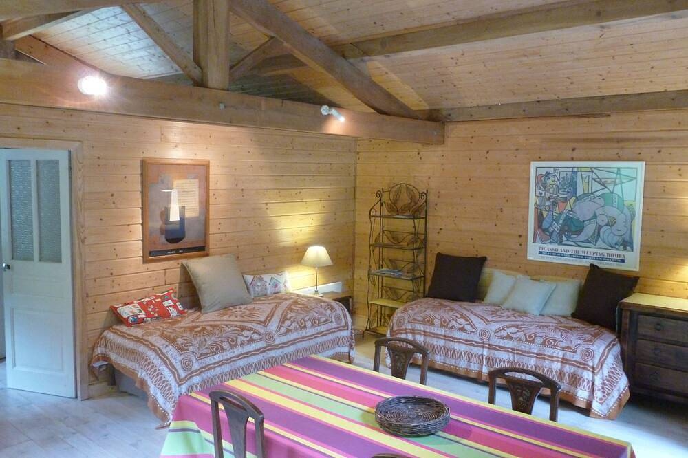Atelier du Moulin tout en bois classé 2 * pour 2 à 4 pers - au bord du torrent in Augerolles, Parc Naturel Régional Livradois-Forez