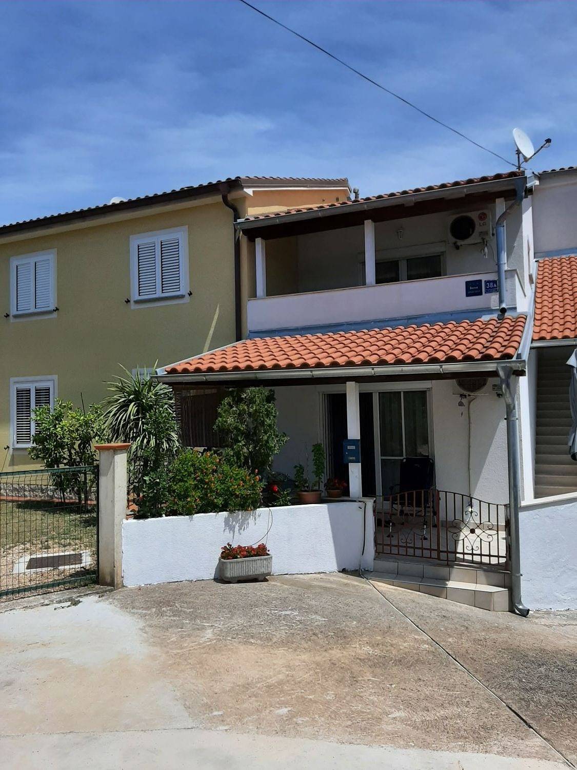 Ganze Wohnung, 2-Zimmer-Ferienwohnung mit Terrasse und Meerblick Cizici, Krk A-15415-b in Čižići, Krk