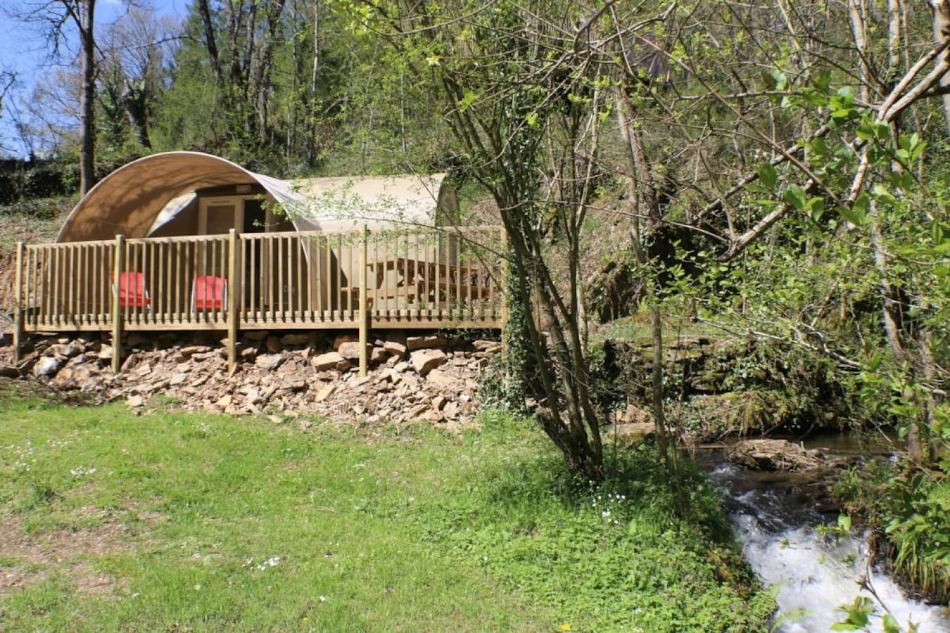 Zecamping toboggans piscine animaux acceptés locatif 16m2 4 pers in Saint-Constant, Aurillac en omgeving