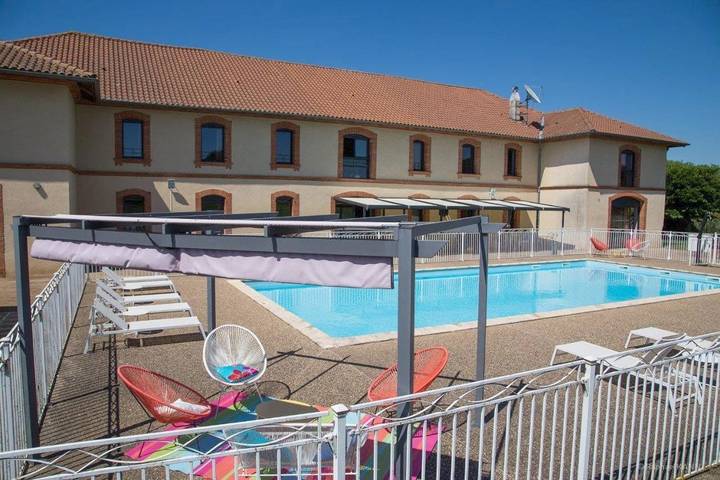 Hôtel pour 4 personnes, avec Terrasse et Jardin ainsi que Piscine et Vue à Mazères