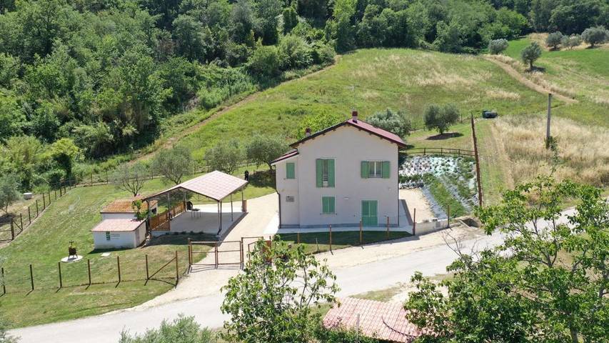 Location de vacances pour 10 personnes, avec vue et jardin à Notaresco - 4