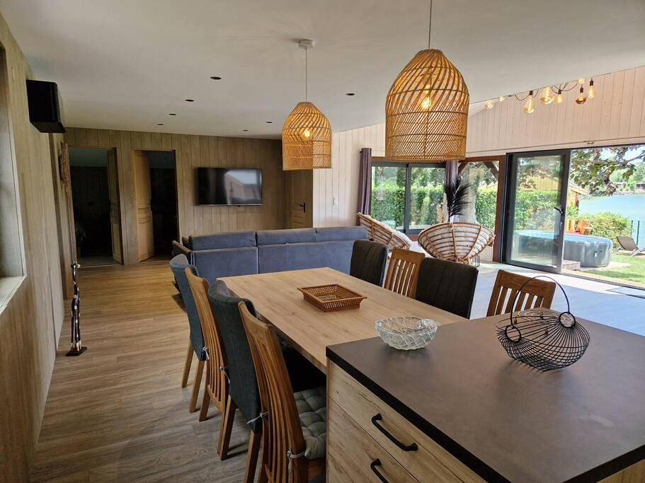 Chalet moderne au bord d'un lac in Saint-Sauveur-lès-Bray, Seine-et-Marne