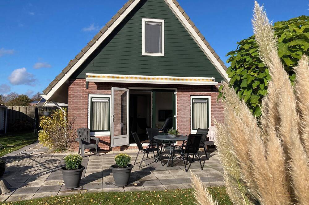 House Olly lovely waterfront home. Fenced yard safe for child/animal. in Ijsselmeer