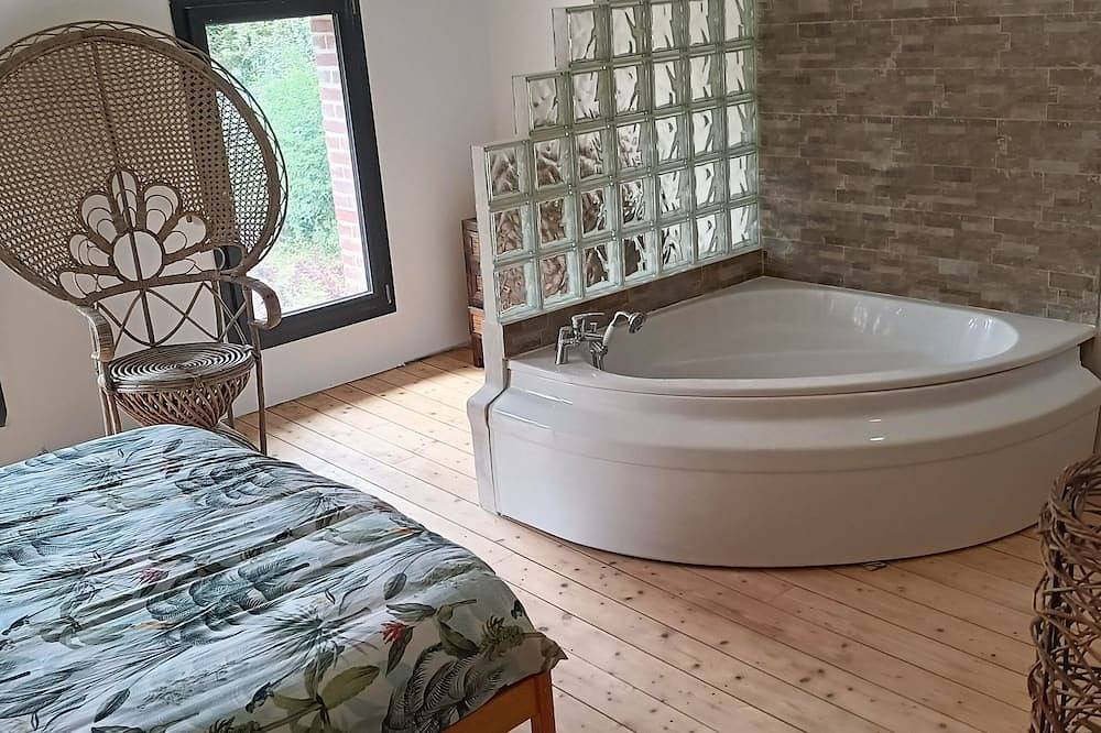 Le Hameau Fleuri in Sainte-Famille-en-Auge, Lisieux region