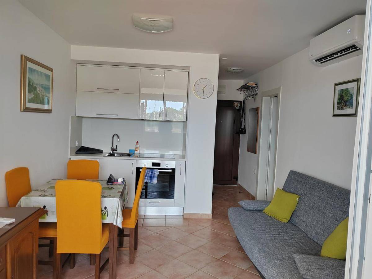 Ganze Wohnung, Lovely apartment near the beach with a sea view in Červar-Porat, Cervar