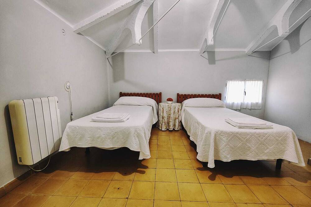 Holiday Home 'El Rozado' with Mountain Views, Private Terrace and Wi-Fi in Piedralaves, Ávila Region