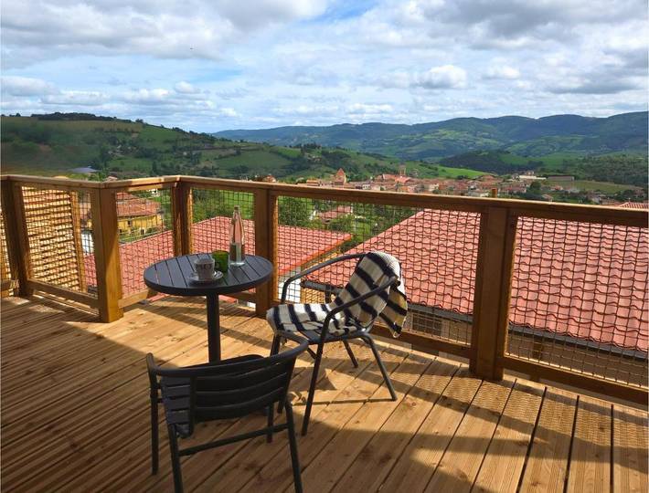 Location de vacances pour 3 personnes, avec Terrasse et Jacuzzi ainsi que Jardin et Piscine à Brullioles