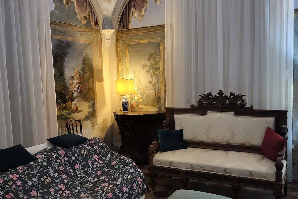 Entire apartment, Large apartment in historic villa on Sorrento's peninsula by the Amalfi's coast in Piano di Sorrento, Sorrentine Peninsula