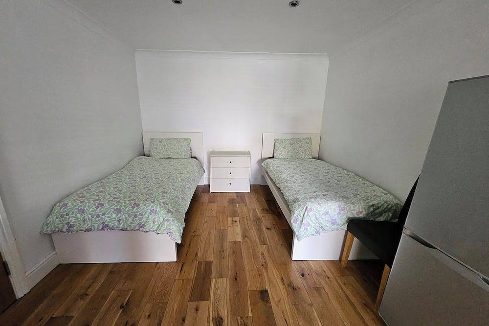 Annexe pool table, air hockey, table tennis, movie in Windsor, Berkshire