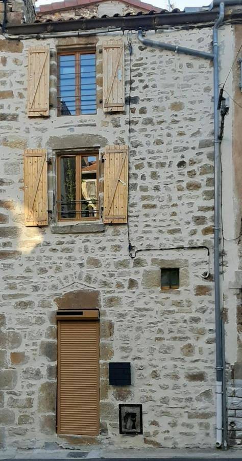 Appartement entier, One-Bedroom Apartment in Vic-le-Comte, Parc Naturel Régional Livradois-Forez