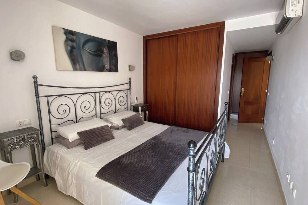 Entire apartment, Sunny Gardenia Apt- Pool-nr Beach-2 bedroom-2 bathroom-Ac-Wifi-Private Sunbeds in Cala Bona, Son Servera