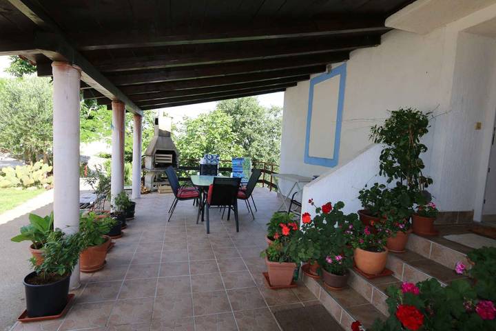 Apartamento vacacional entero, Apartamento vacacional con aire acondicionado y sólo 60 metros de la playa in Silo (Krk), Krk (isla)
