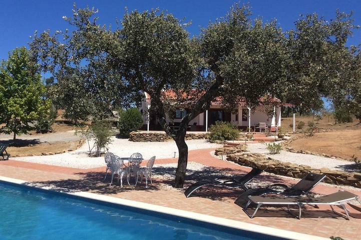 Gîte pour 4 personnes, avec jardin et jacuzzi, animaux acceptés dans Ourique