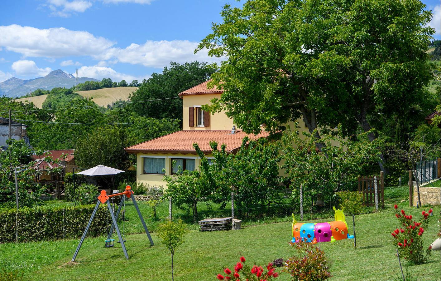 Casa vacanza per 13 persone con piscina in Montefalcone Appennino, Provincia di Fermo