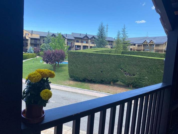 Appartement de vacances pour 6 personnes, avec terrasse et piscine ainsi que vue et jardin