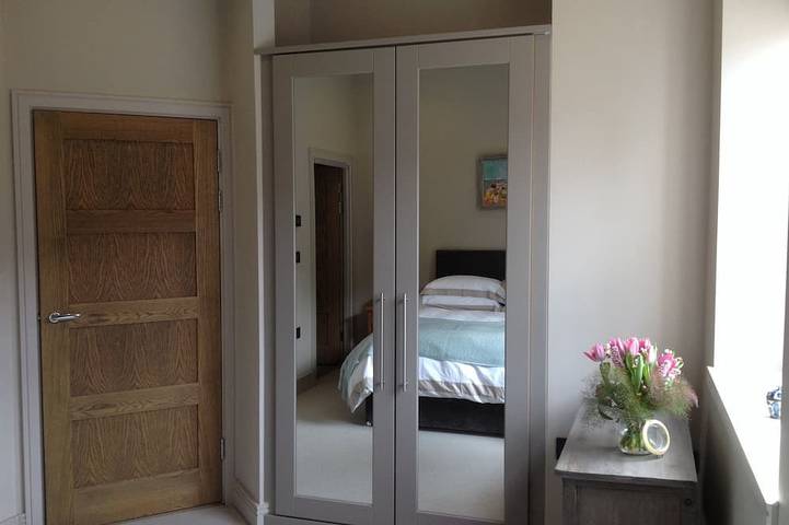 Ganze Wohnung, 5 * bewertungen - Apt in City Centre Exeter, 2 Kingsize-Betten, 2 Bäder, Parkplatz, Fitnessraum, in Exeter, Devon