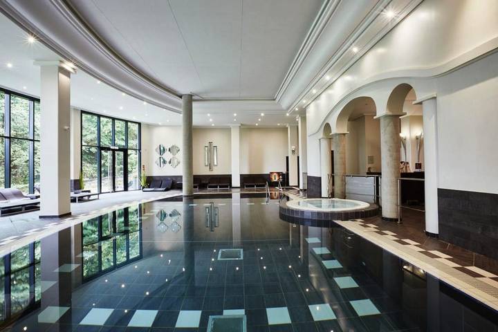 Hôtel pour 4 personnes, avec Balcon et Terrasse ainsi que Jacuzzi et Jardin à Charbonnières-les-Bains