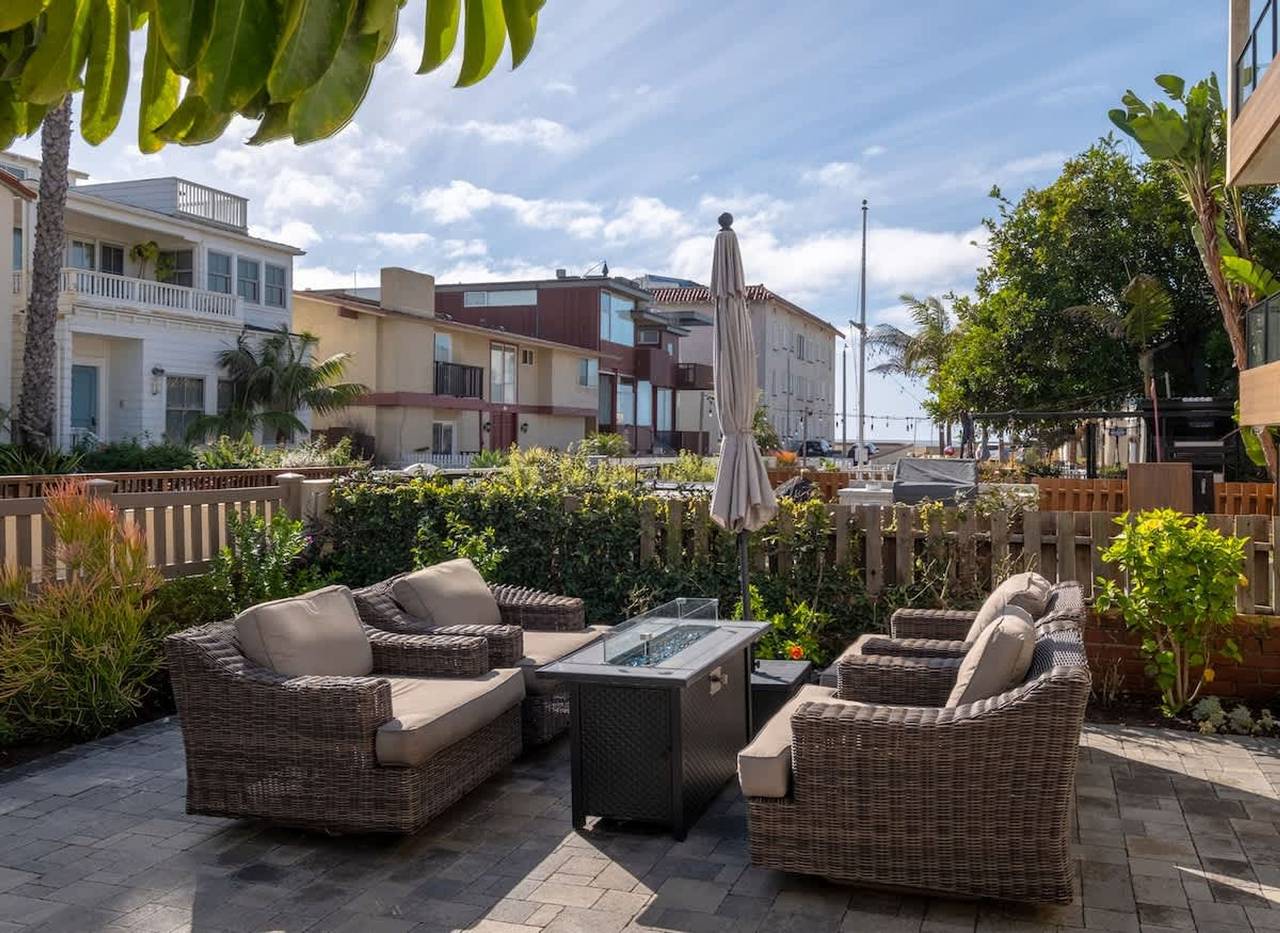 Beachside Bungalow 5 Minute Walk from the Shore in Hermosa Beach, Los Angeles County