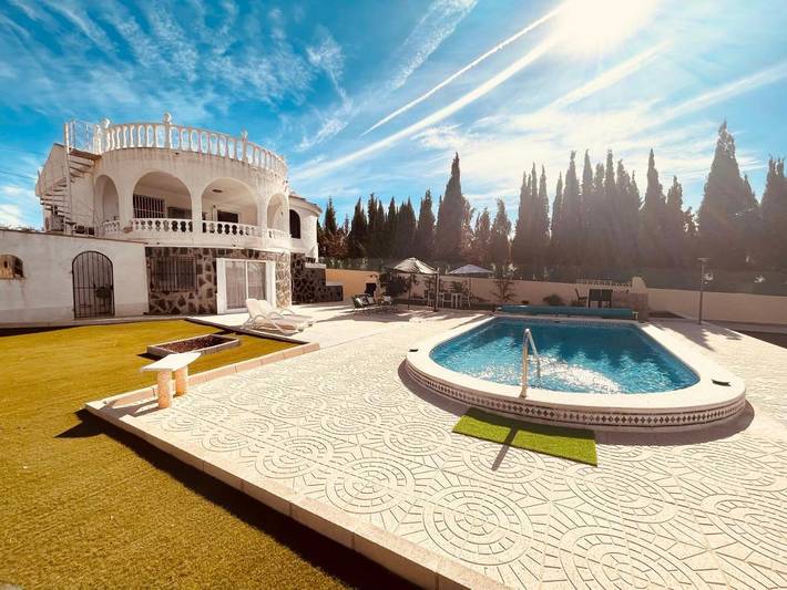 Casa de huéspuedes para 4 personas, con Terraza además de Jardín y Piscina en Torrevieja
