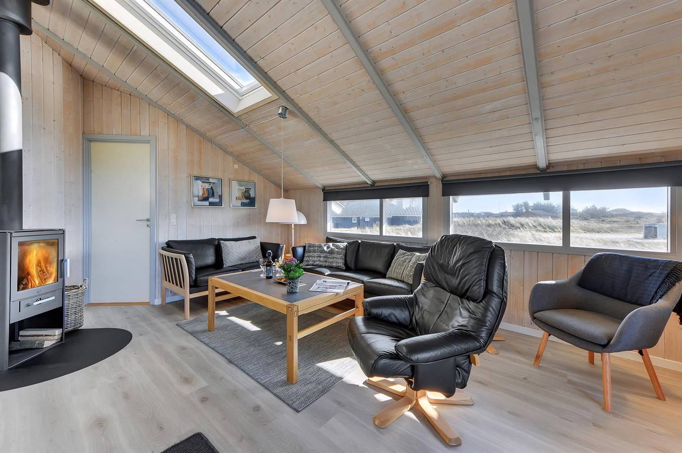 Amazing home in Hvide Sande w/ 4 Bedrooms, Sauna and Wifi in Skodbjerge, Haurvig