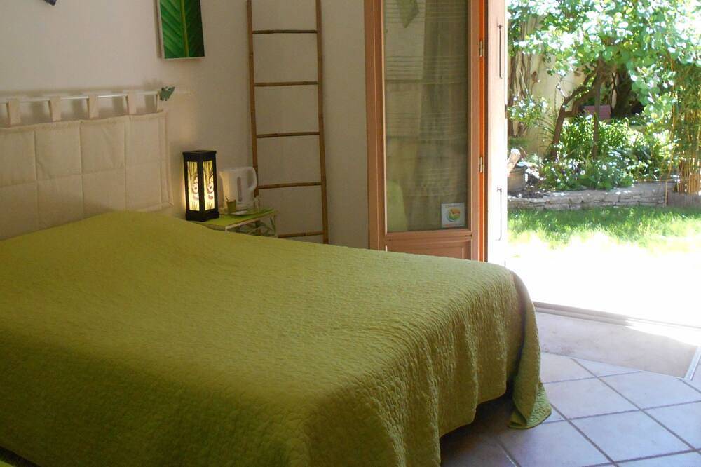 Chambre d'hotes avec salle d'eau , wc et terrasse in Donzère, Région de nyons