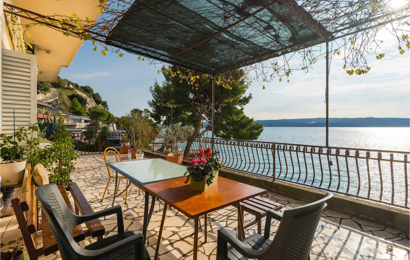 Ganze Ferienwohnung, Apartment mit Meerblick, Terrasse, WLAN und Parkplatz – 1,5 km zum Strand in Jesenice, Split-Dalmatien