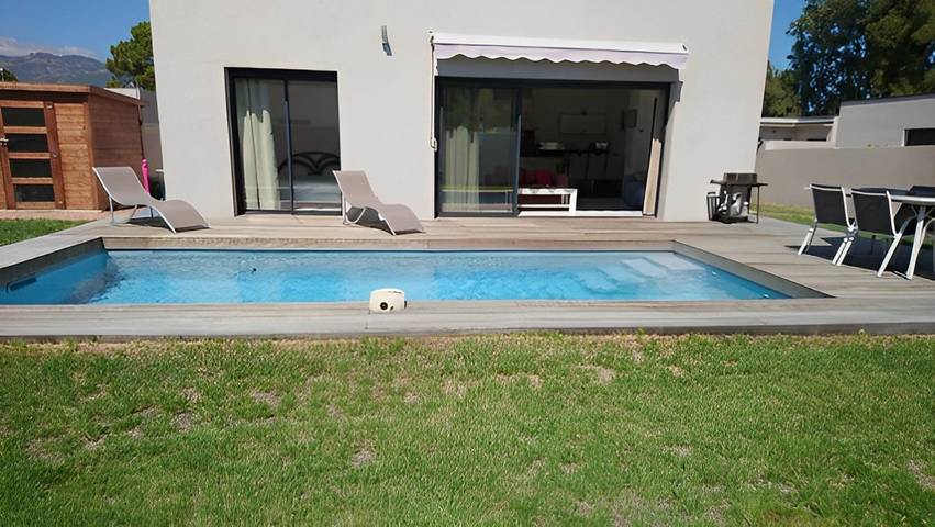 Villa pour 6 personnes, avec piscine ainsi que jardin et terrasse, animaux acceptés