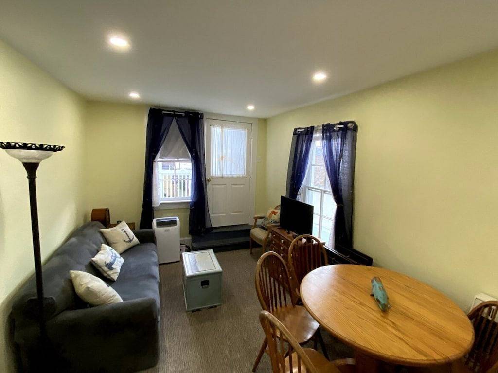 Ganze Wohnung, Ocean Views, seconds to the beach, and a 5 minute walk to downtown shopping! in Cape May, Cape May County