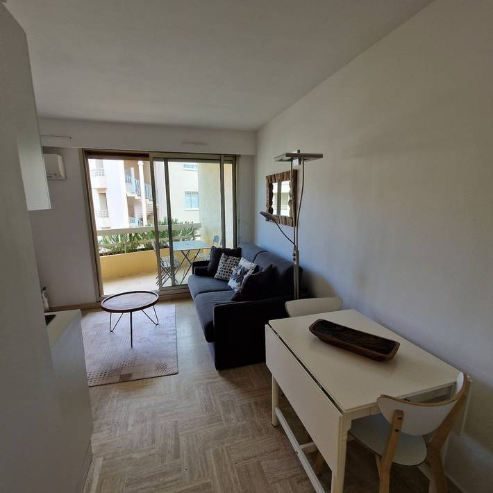 Apartamento entero, Bonito estudio con aire acondicionado y balcón, a un paso de la playa in Cavalaire-sur-Mer, Parque nacional Port-Cros