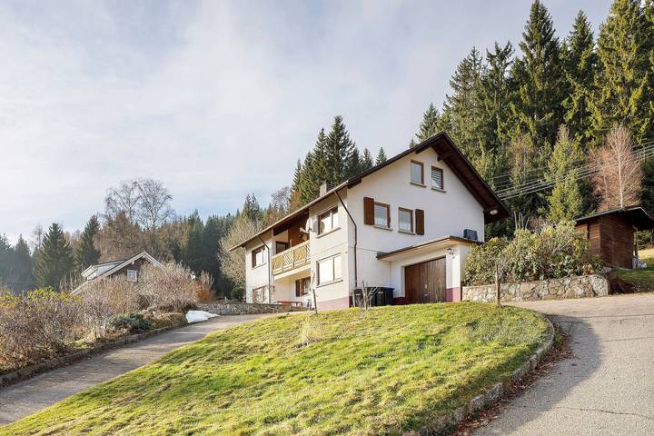 Ganze Wohnung, Ferienwohnung 'Haus Wintersonne - Fewo Auerhahn' mit Gemeinschaftsgarten, Balkon und Wi-Fi in Falkau (Feldberg), Feldberg