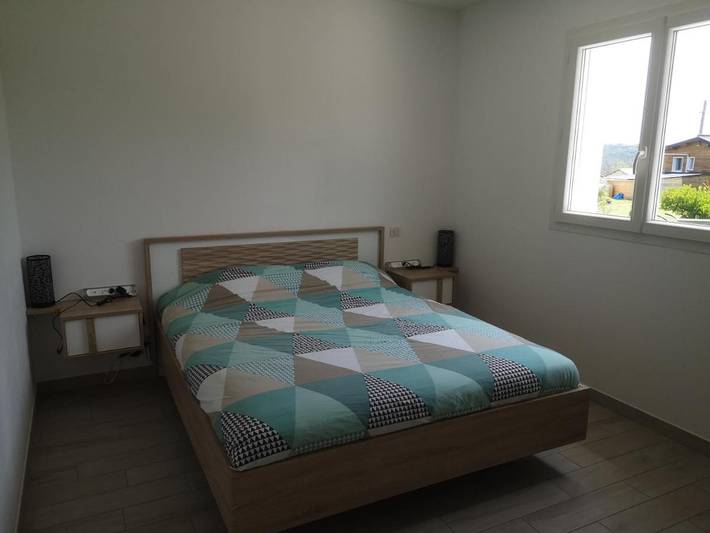 Gîte pour 4 personnes, avec jardin ainsi que terrasse et vue à Château-l'Évêque