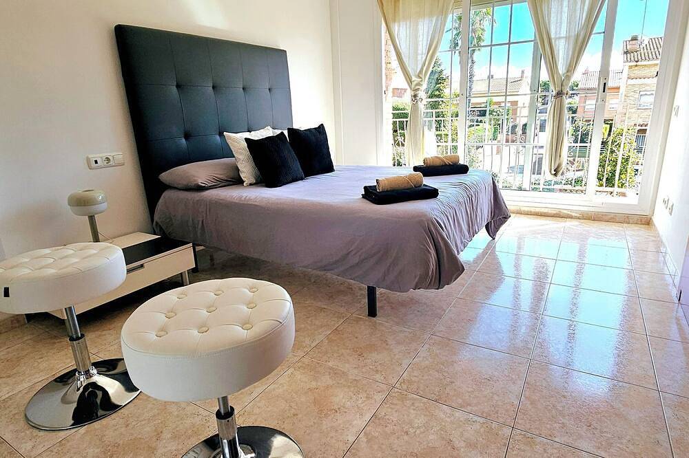 Family House With  Pool Very Close To The Beach in Supermaresme, San Vicente de Montalt