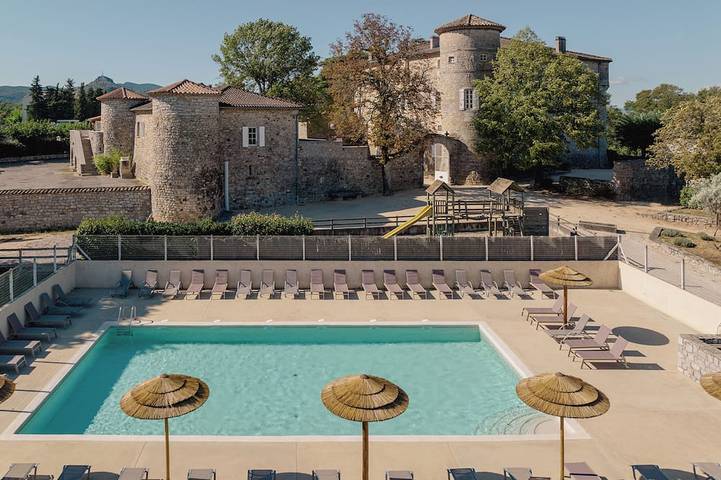 Gîte pour 4 personnes, avec jacuzzi ainsi que piscine et terrasse à Ruoms