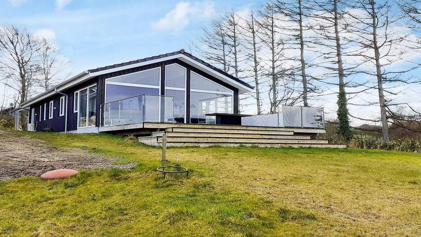 Ferieudlejning for 8 personer, med jacuzzi og terrasse i Hjarbæk