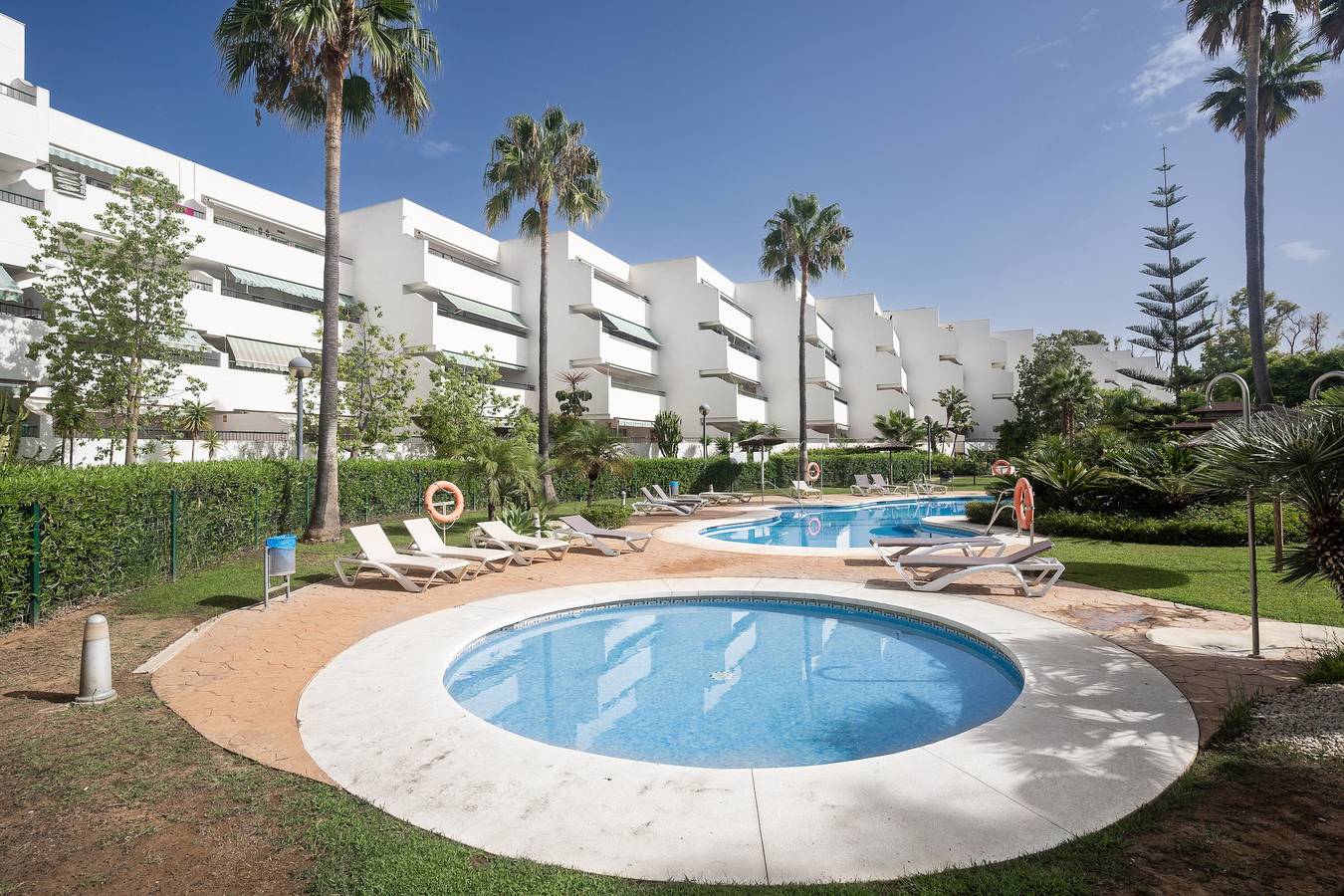 Apartamento inteiro, Apartamento de férias Guadalmina Baja com piscina partilhada, terraços e Wi-Fi in San Pedro Alcantara, Marbella